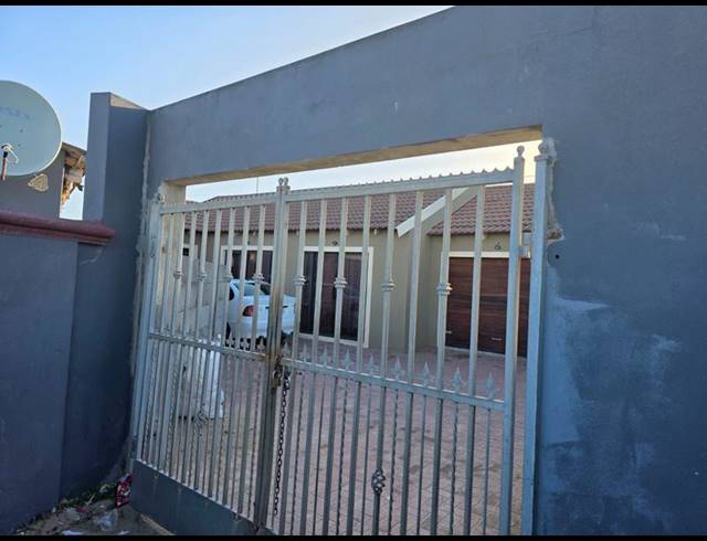 5 BEDROOM HOUSE FOR SALE IN MANDELA PARK